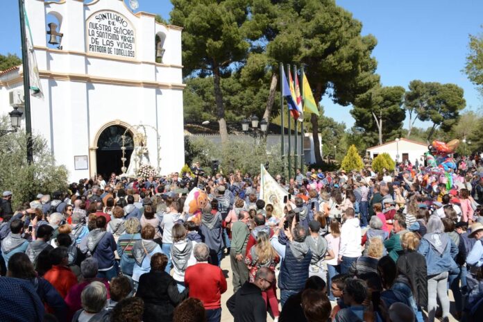 Virgen de las Viñas frente a la multitud en una anterior celebración de la Romería de Tomelloso